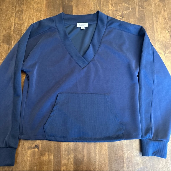 Evereve Sweater Small Navy Blue Crop Pullover V Neck Active Travel Cozy Soft π - Picture 1 of 9